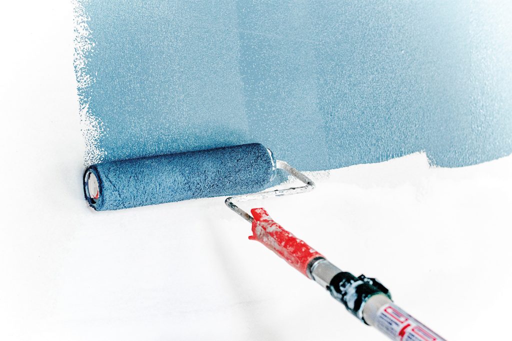 Måla om hemma med blå väggfärg i Valdemarsvik.