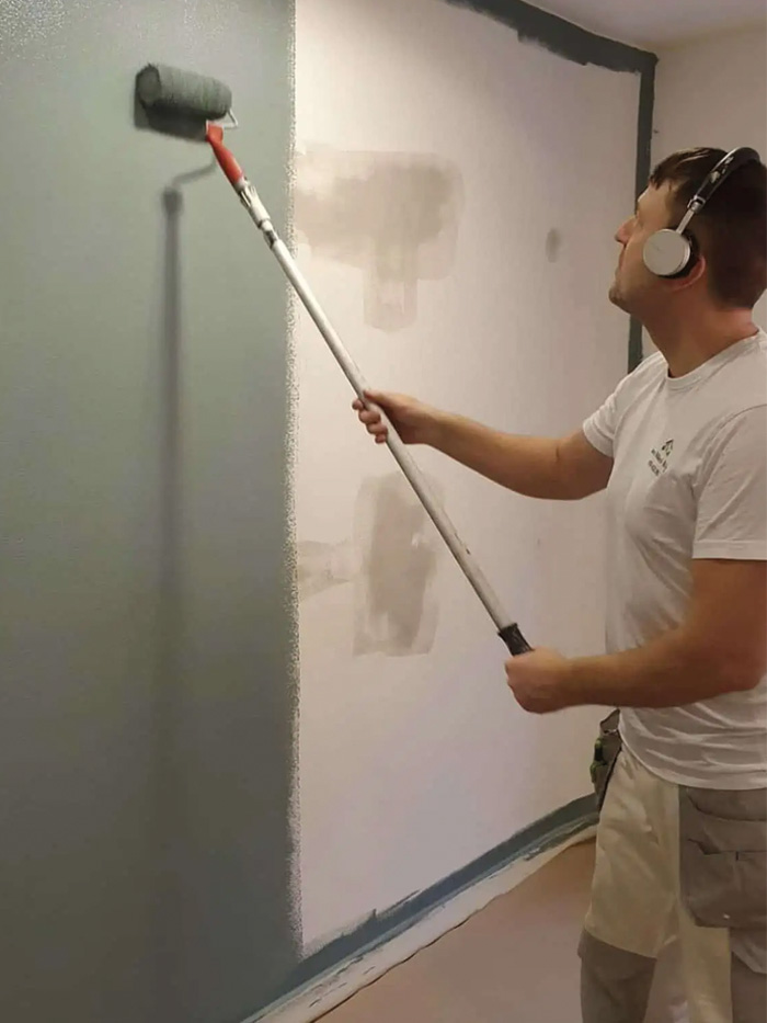 En seriös målare i Valdemarsvik som arbetar.